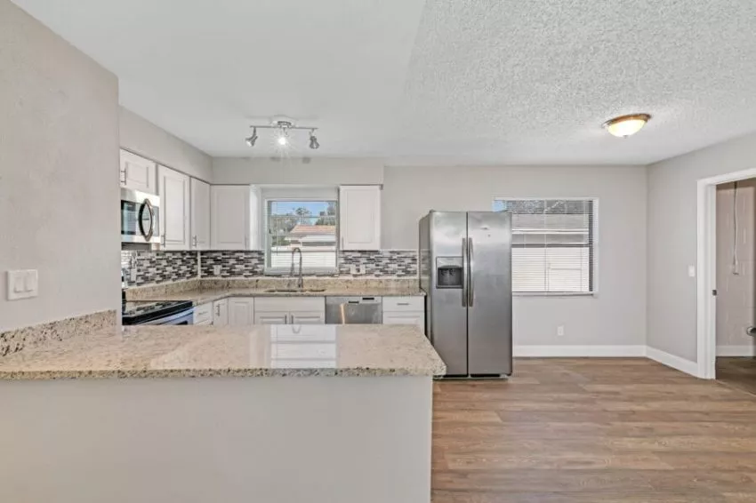 226 E Wilbur Ave 011